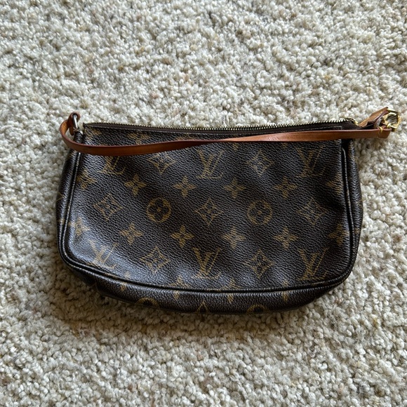 Classic Louis Vuitton Monogram Pochette - Picture 6 of 12
